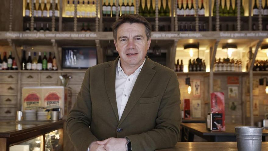 Álvarez Almeida, presidente de Hostelería de España: "La norma no va a prohibir fumar; simplemente va a cambiar el lugar donde se fuma"