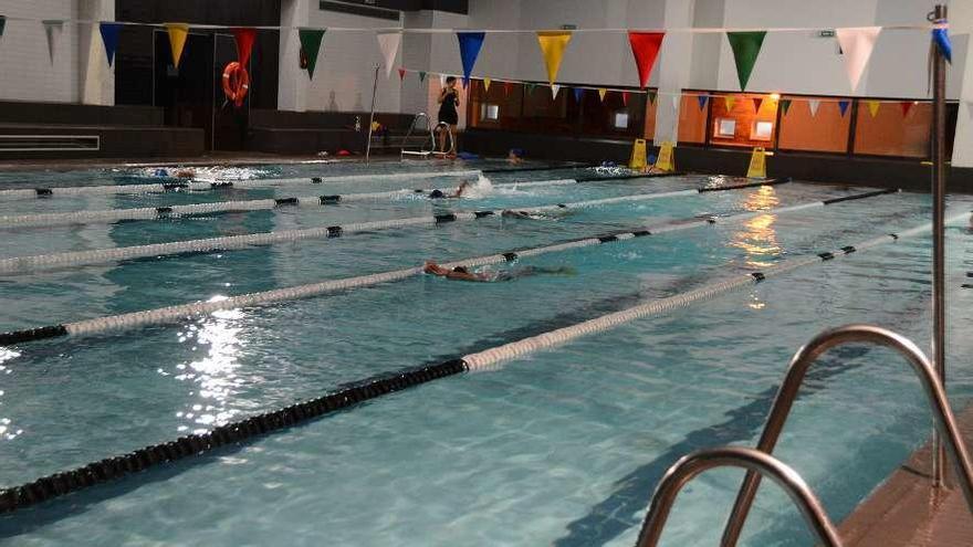 Usuarios en la piscina municipal de Moaña. // Gonzalo Núñez