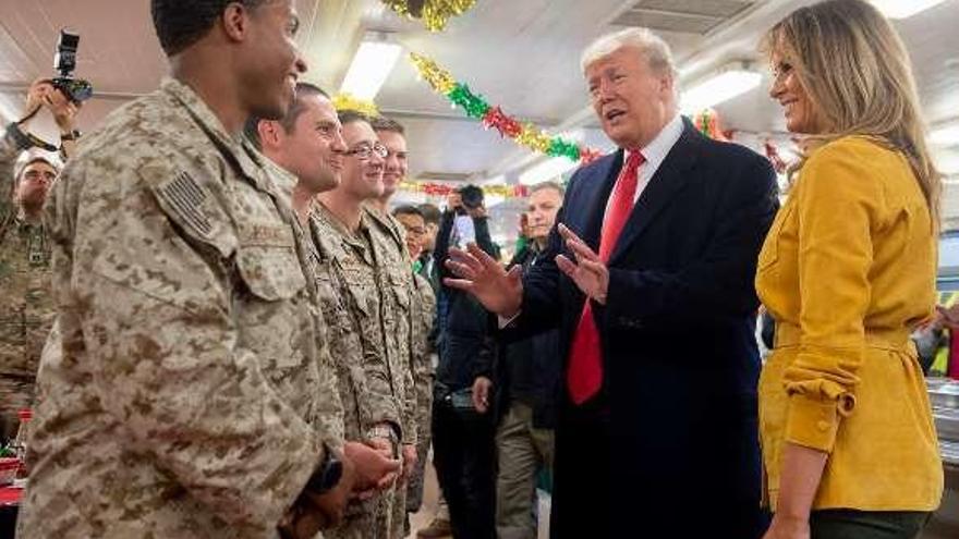 Trump y su esposa, durante su visita a las tropas de Irak. // AFP