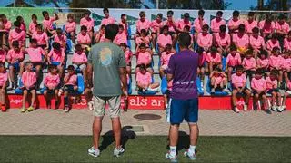 Carlos Barrón visita el multitudinario campus de verano del Palma Futsal y de la Fundación Miquel Jaume
