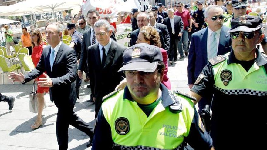 Fabra, Gallardón y Barberá, fuertemente escoltados tras visitar el Tribunal de las Aguas, donde fueron increpados por un centenar de trabajadores de la EMT.