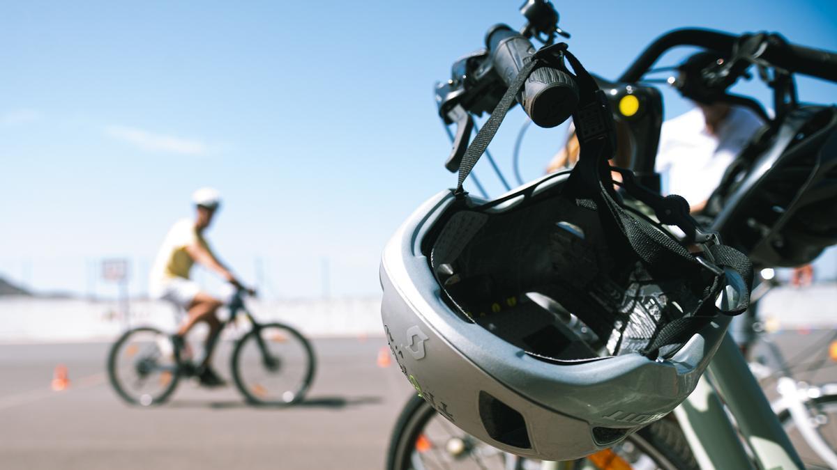 Unas bicicletas en una cancha de La Laguna.