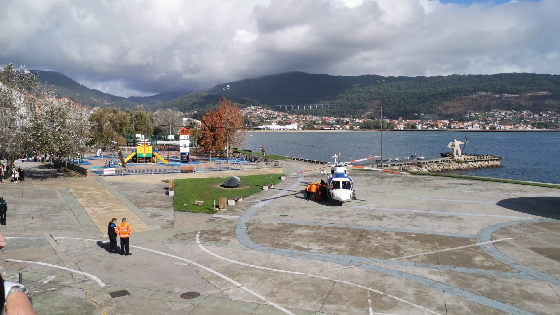 Escenas del simulacro de rescate frente a Moaña.