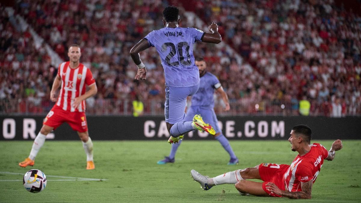 Vinicius durante una jugada de partido en el área del Almería