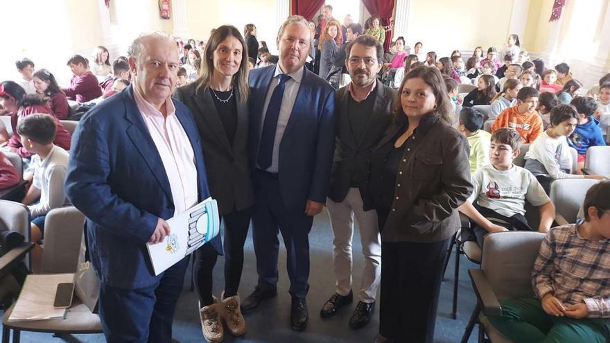 Jornada de &quot;altos vuelos&quot; en Castropol: &quot;El avión es el medio de viaje más seguro que existe&quot;
