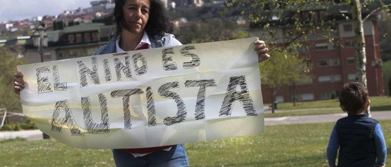 Vivi López-Castro, ayer, en Las Campas, con la pancarta, junto a su hijo Martín.