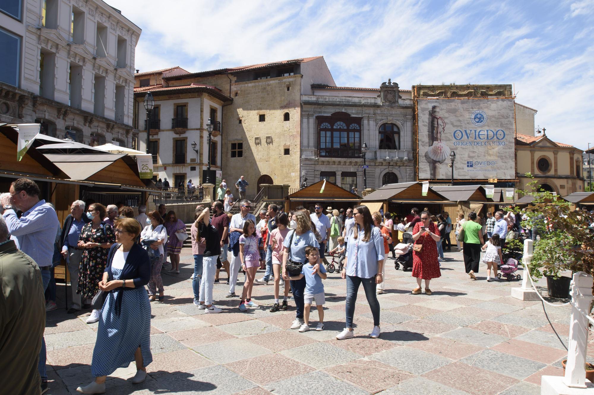 Galería de fotos: buen ambiente y sol en la celebración de la feria de la Ascensión en Oviedo