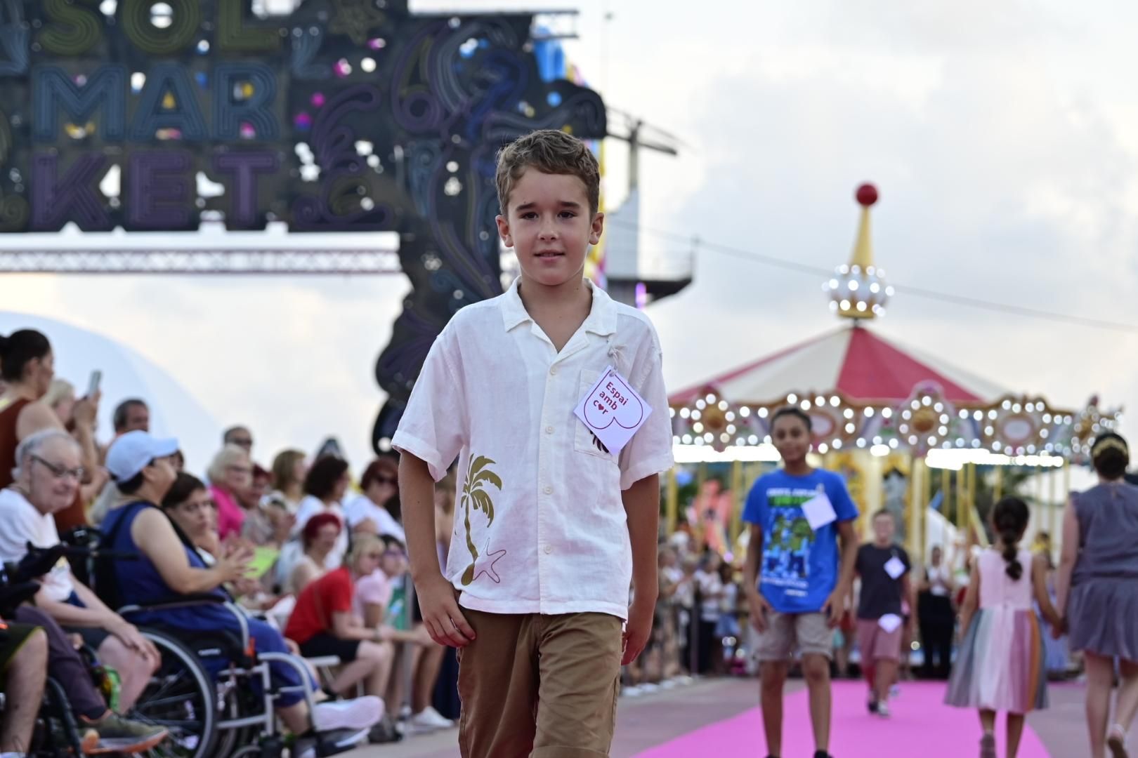 El Moll de Costa se viste de moda con el desfile solidario de Cáritas