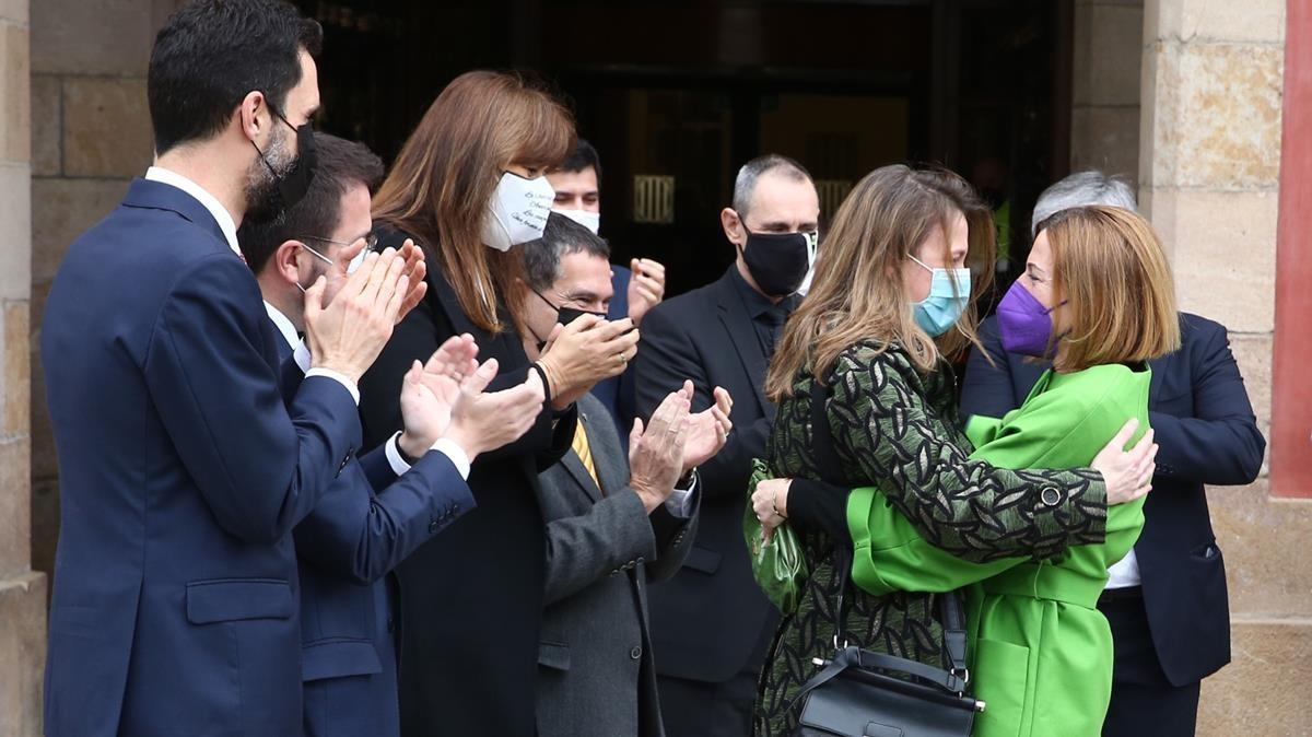 Meritxell Serret y Carme Forcadell se abrazan delante de Laura Borras 