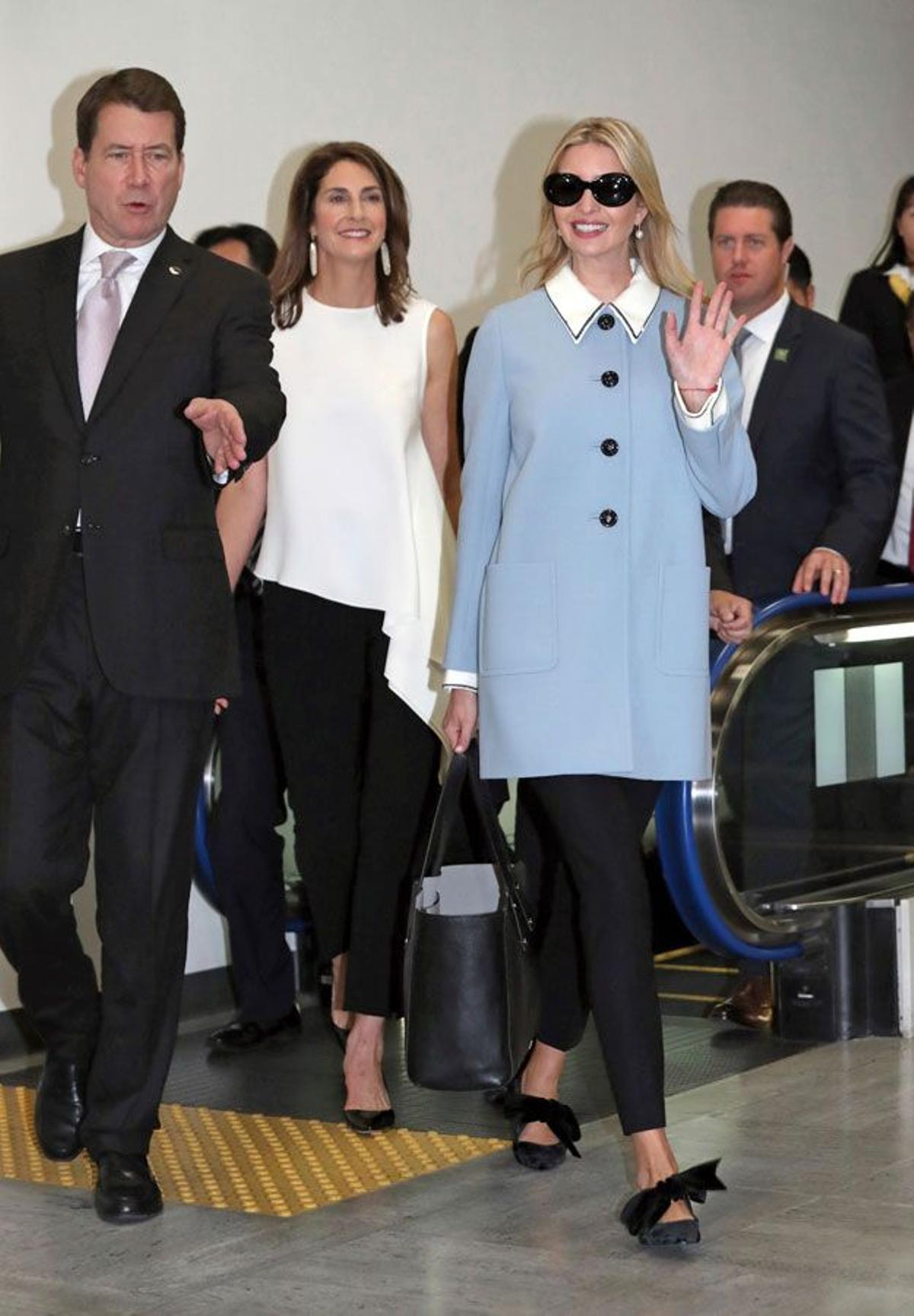 Ivanka Trump con bailarinas de terciopelo con lazo de Zara