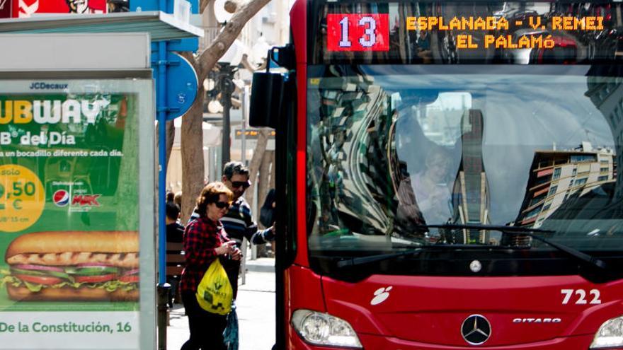 El bono para viajar todo el mes sin límite en bus y tranvía por 40 euros ya se puede solicitar
