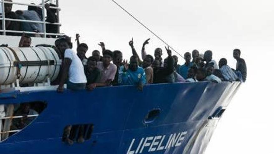 El vaixell Lifeline ha rescatat 224 immigrants en aigües de Líbia i ara busca un «port segur» on desembarcar