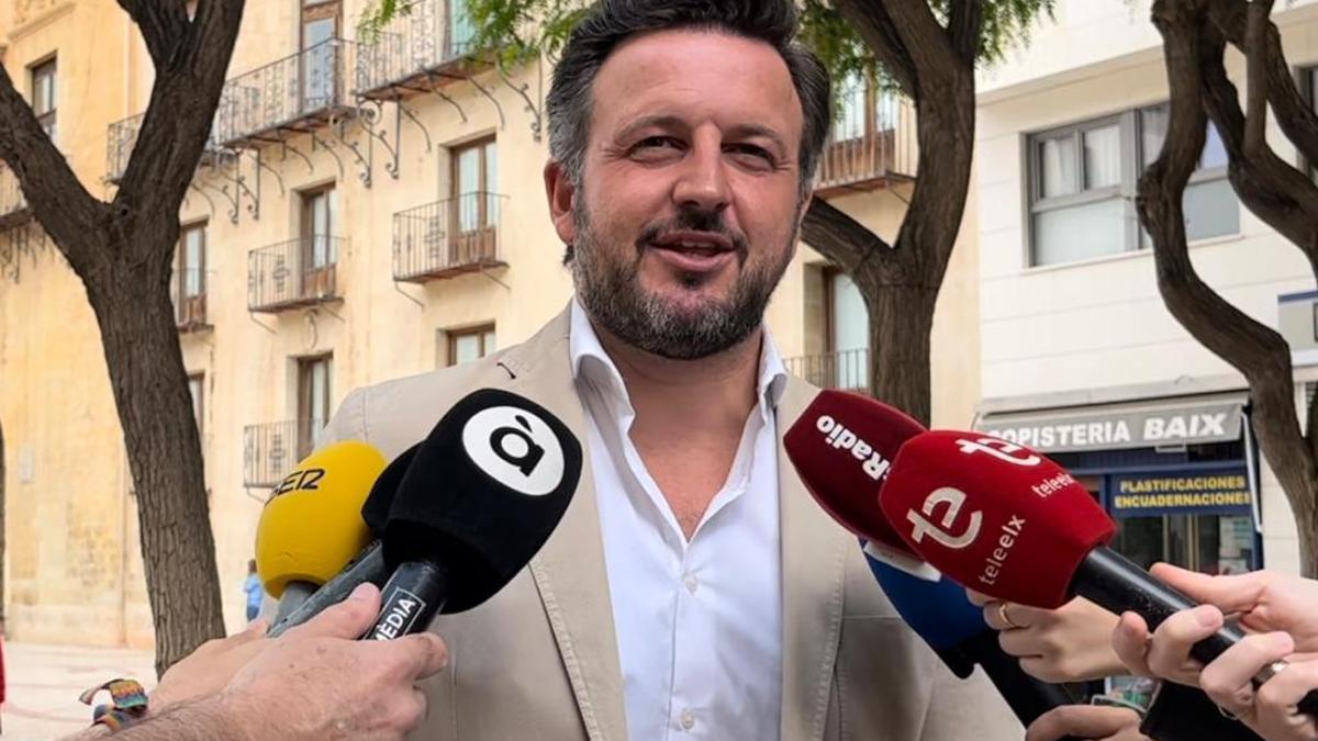 El candidato del PP en Elche, Pablo Ruz, atiende a los medios este viernes.