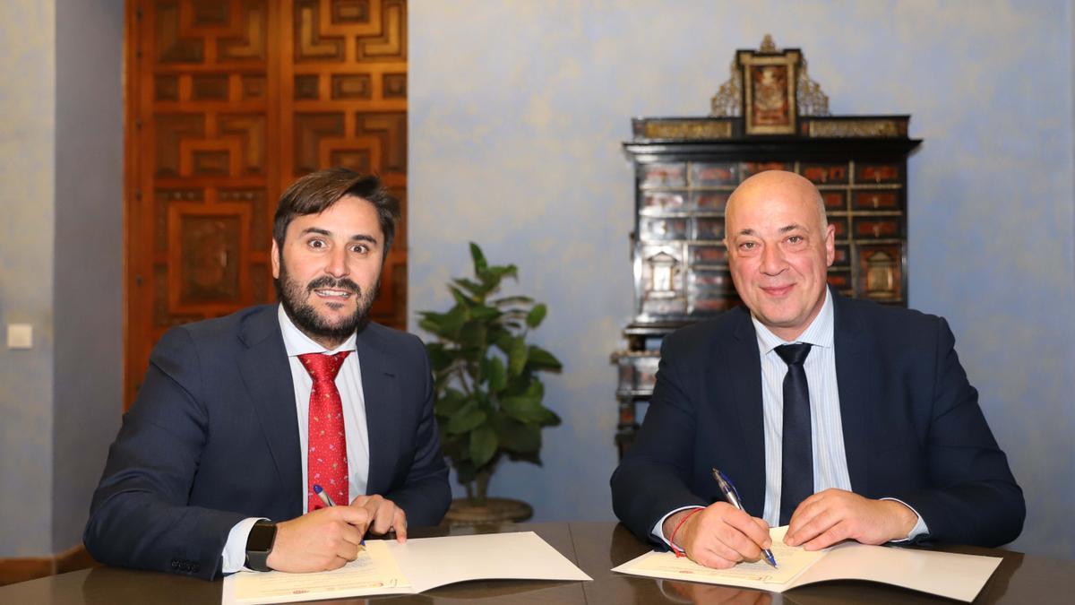 El presidente de AJE, Félix Almagro, y el presidente de la Diputación de Córdoba, Antonio Ruiz, en la firma del convenio.