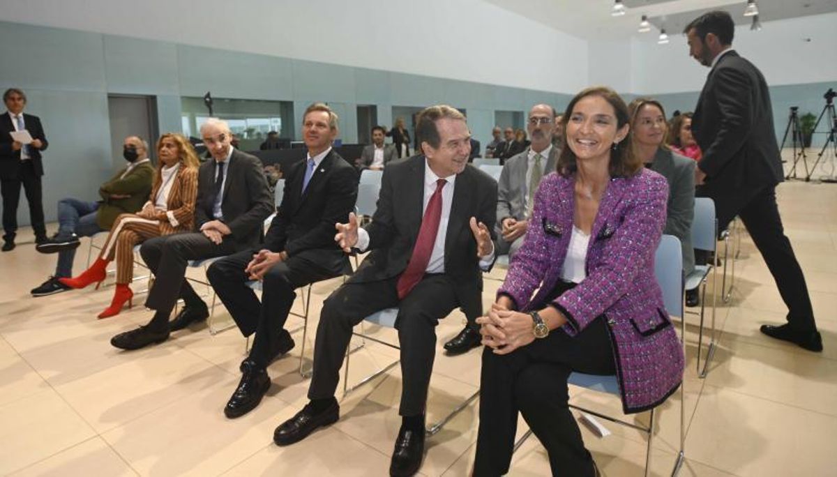 David Regades, Carmela Silva, Francisco Conde, José Miñones, Abel Caballero y Reyes Maroto. | // P.H. GAMARRA