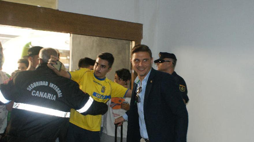 Joaquín Sánchez, extremo y capitán del Betis, ayer, en el hotel Sercotel Cristina, junto a un aficionado de la UD.