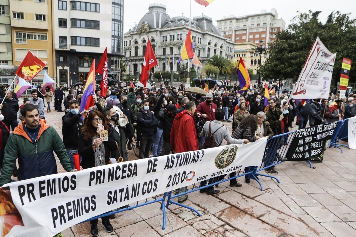 Ambiente en el entorno del Campoamor: republicanos, antisatánicos y muchos aplausos y vítores a Familia Real y premiados Ambiente en el entorno del Campoamor: republicanos, antisatánicos y muchos aplausos y vítores a Familia Real y premiados