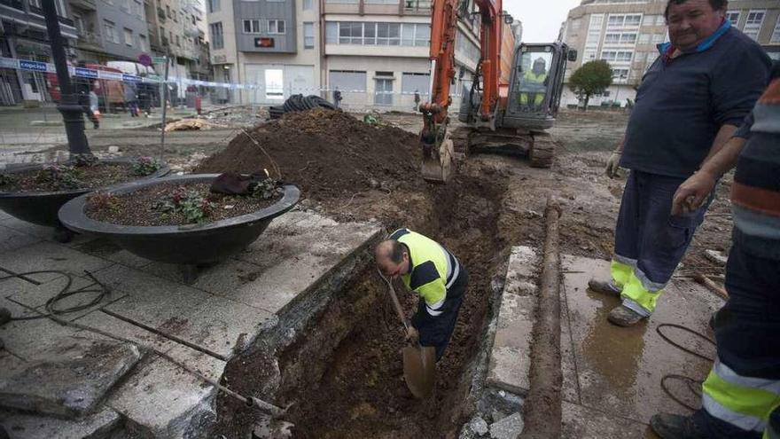 El encargado y los operarios de la brigada municipal de Obras, ayer, trabajando en la conexión del baipás con Benito Vigo. // Bernabé / Cris M.V.