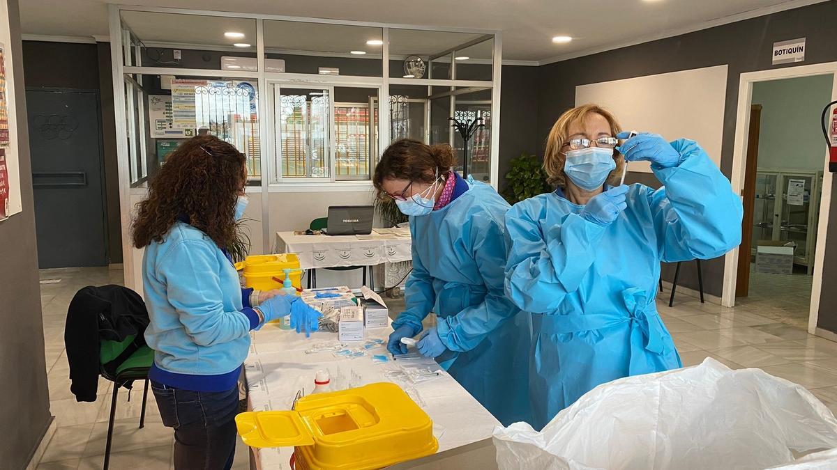 Varias mujeres sanitarias preparan vacunas contra el COVID.