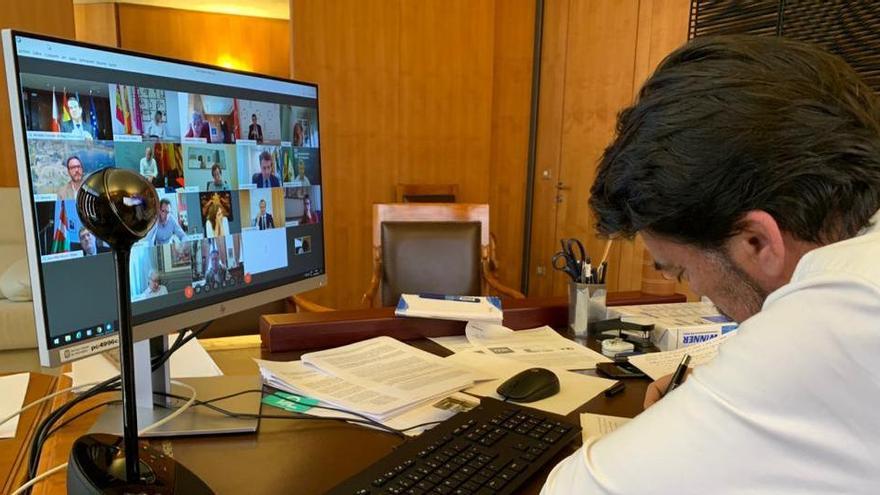 Barcala, durante un instante de la reunión por videoconferencia de los alcaldes de las 15 ciudades más pobladas de España