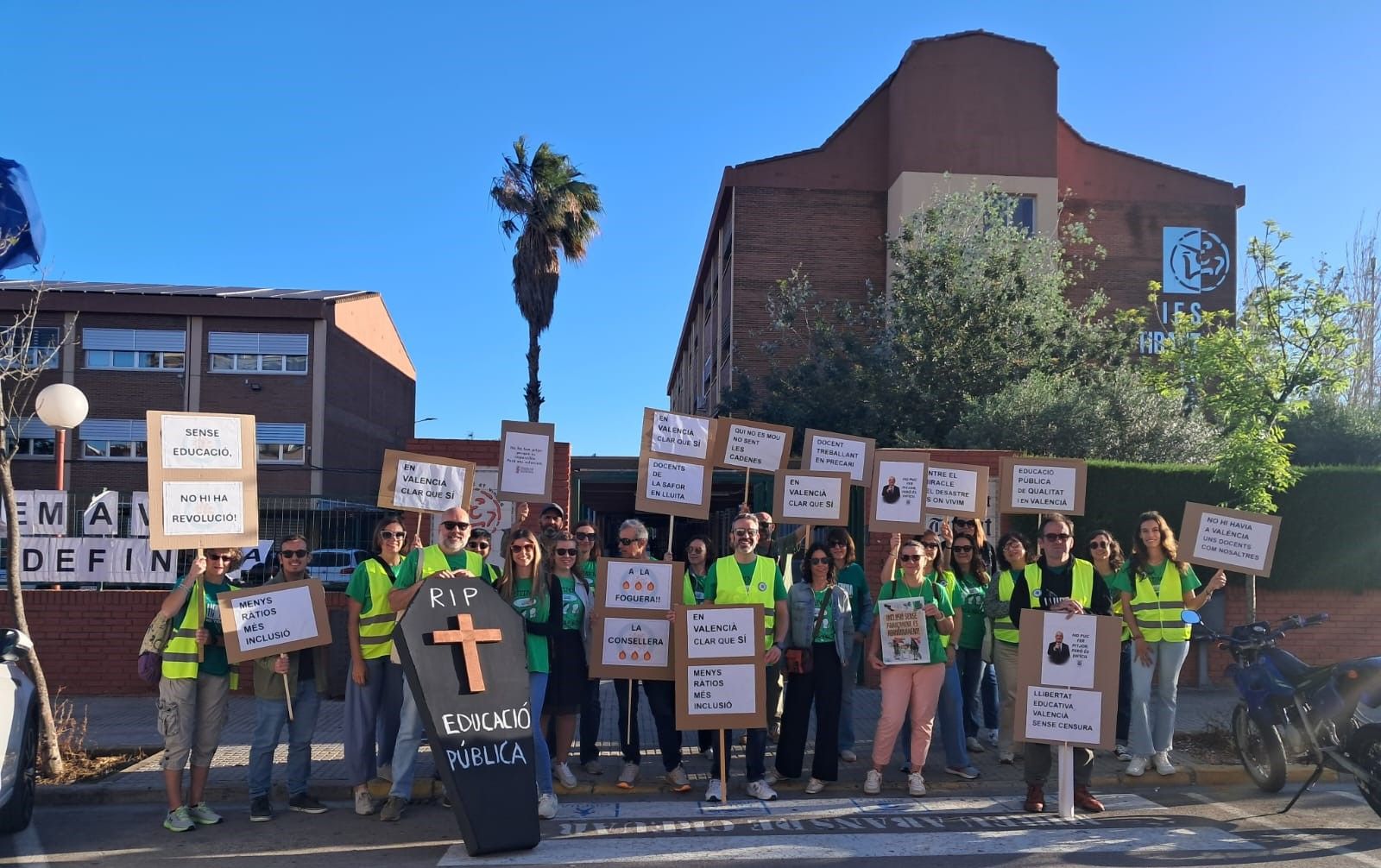 Docentes en huelga en el IES Tirant lo Blanc.