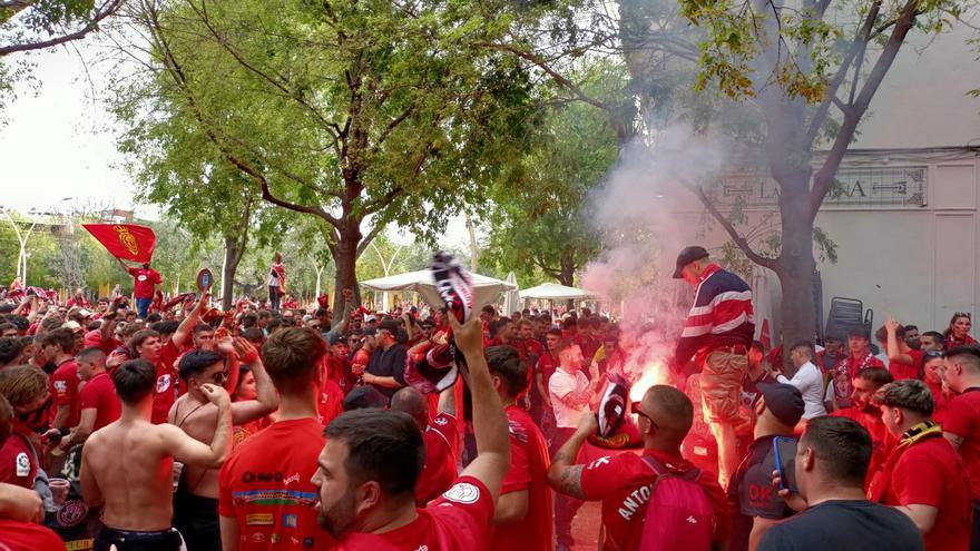Ultras rompen la fiesta pacífica de la Copa con altercados en la Alameda