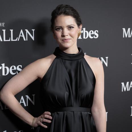 Isabelle Junot nos da otra lección de estilo con una falda que es pura tendencia