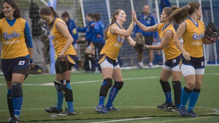 Las jugadoras del Cambre celebran una victoria durante el Campeonato de España que tuvo lugar en Cambre la temporada pasada.