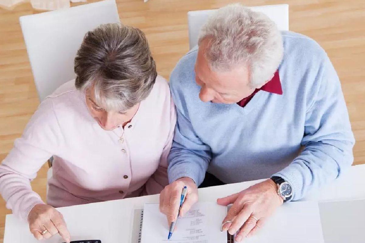 Una pareja planifica sus finanzas.