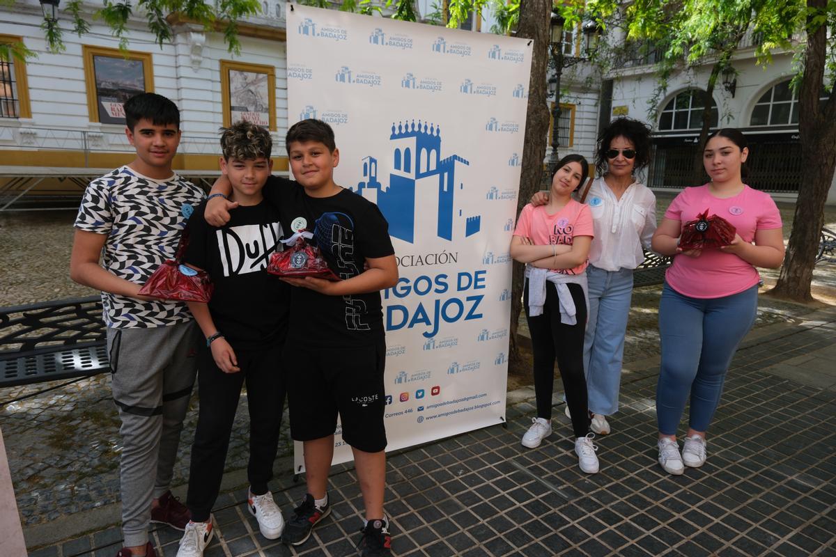 Los niños vigilan los contenedores de la calle Jose de Gabriel Estenoz desde la plaza López de Ayala