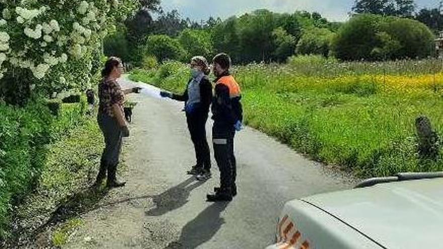 La alcaldesa, Luisa Piñeiro, entrega mascarillas a una vecina. // Fdv