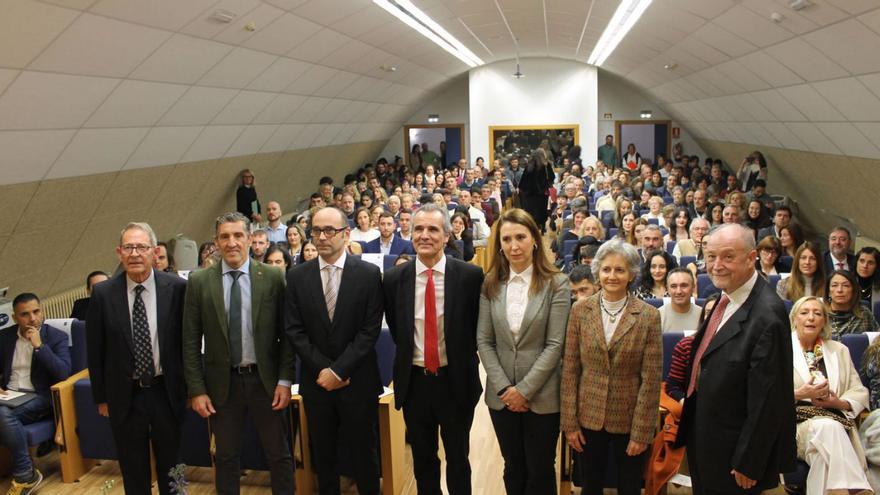De izquierda a derecha, Mario Menéndez Fernández, Jorge Pañeda Fernández, Rubén Fernández Arango, Juan Carlos Menéndez Mato, Cristina González Morán, M.ª Isabel Martín de Llano y Leopoldo Tolivar Alas.