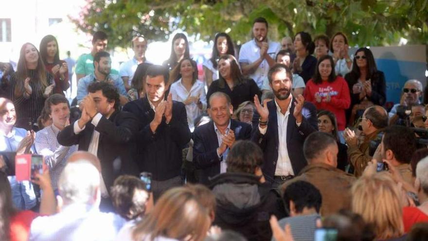 Pedro Sánchez, Xoaquín Fernández Leiceaga y el alcalde Alberto Varela, ayer, en Vilagarcía.