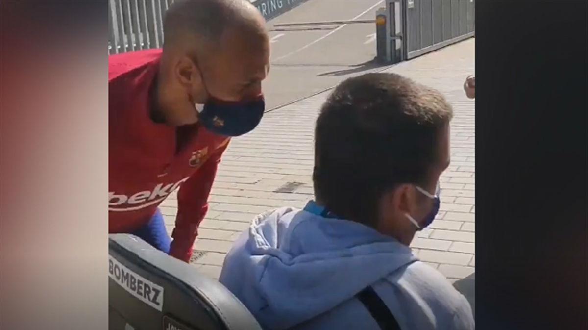 ¡Para quitarse el sombrero! Detallazo de Braithwaite con un aficionado a la salida del entrenamiento