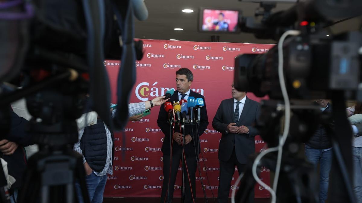 Carlos Mazón atiende a los medios en IFA tras la presentación estudio sobre segunda pista aeropuerto.