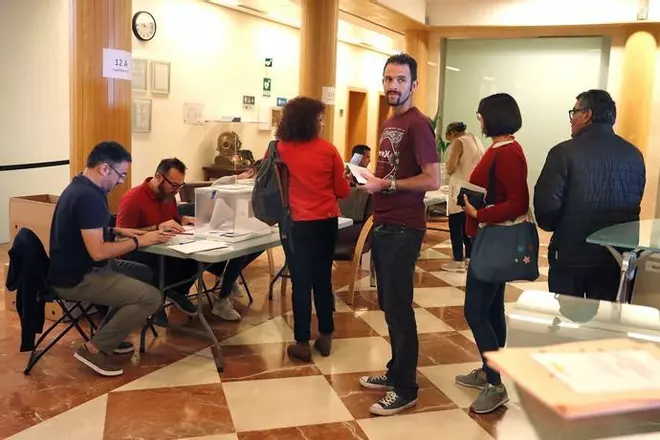 Los políticos canarios votan en las elecciones generales del 10N