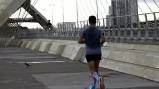 Los entrenadores ya coinciden: "Caminar 1 hora 7 días a la semana con un ritmo de paseo de abuelo son 75.000 calorías al año"