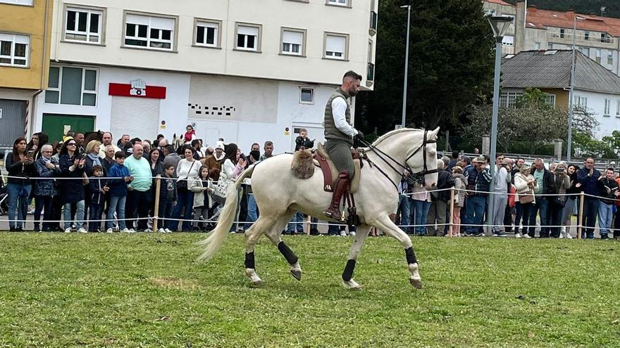 Miles de personas asisten en Noia a la Feira Cabalar de San Marcos