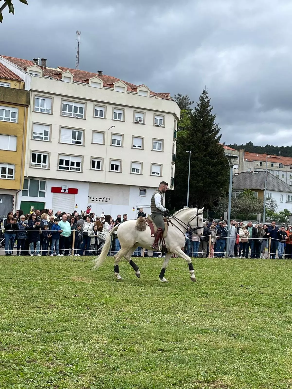 Miles de personas asisten en Noia a la Feira Cabalar de San Marcos