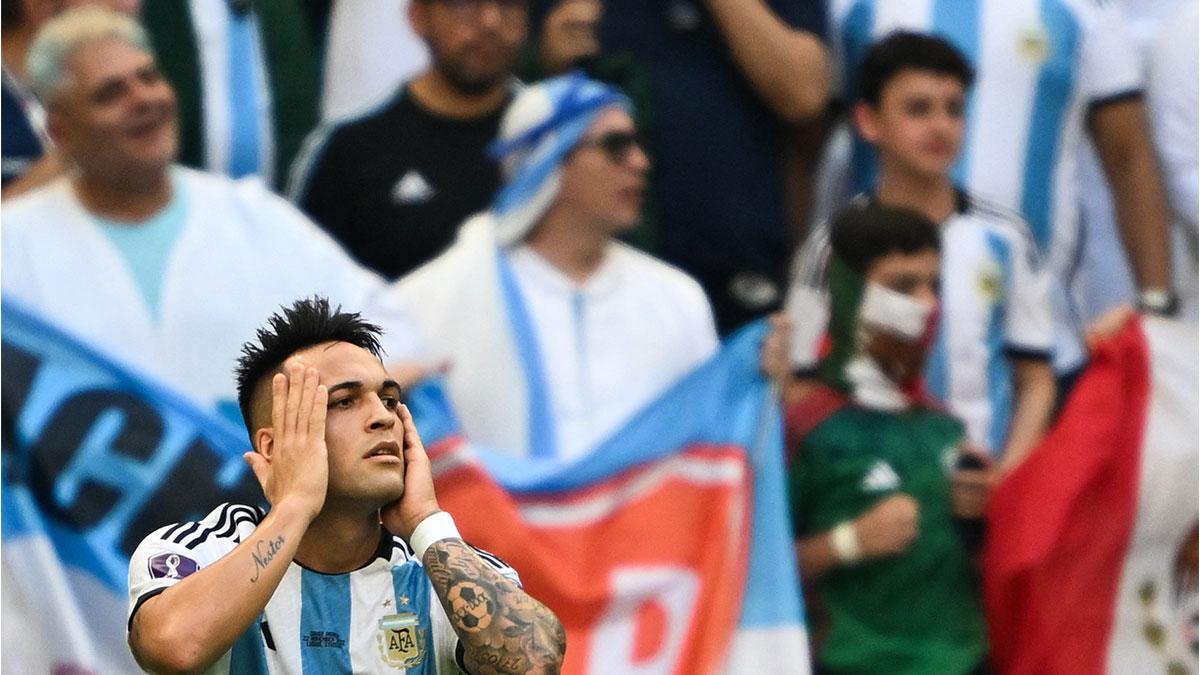 Lautaro se lamenta al ser anulado un gol suyo frente a Arabia Saudí.