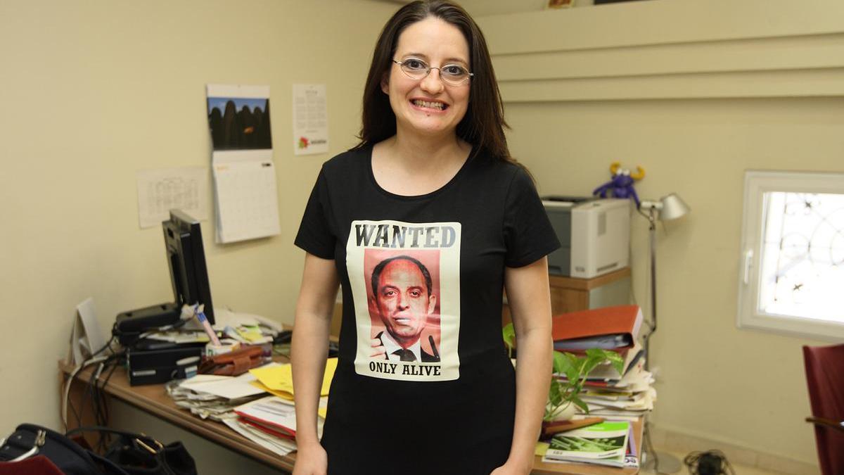 Mónica Oltra con una de las camisetas que motivó su expulsión en una sesión plenaria de las Cortes.