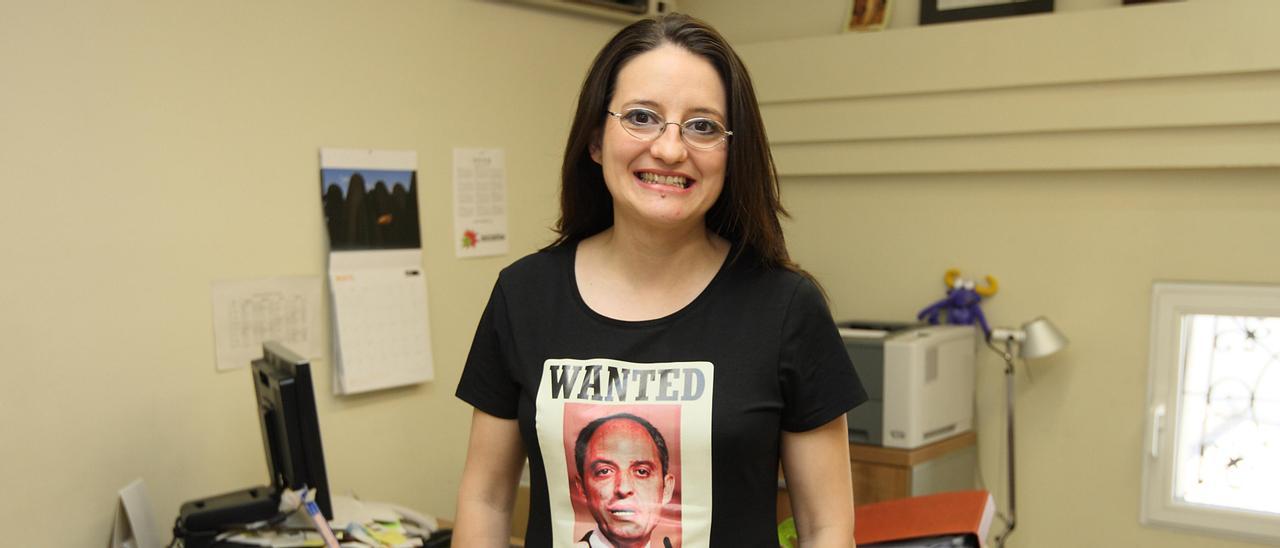 Mónica Oltra con una de las camisetas que motivó su expulsión en una sesión plenaria de las Cortes.