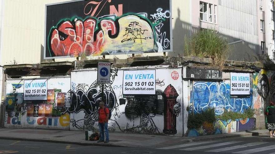 Solar de San Andrés en la esquina con Mantelería, con los carteles que anuncian su venta.