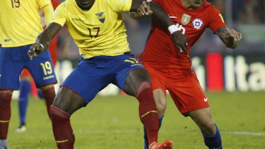 Pablo Hernández disputa un balón a Roberto Ordóñez durante el partido ante Ecuador. // Efe