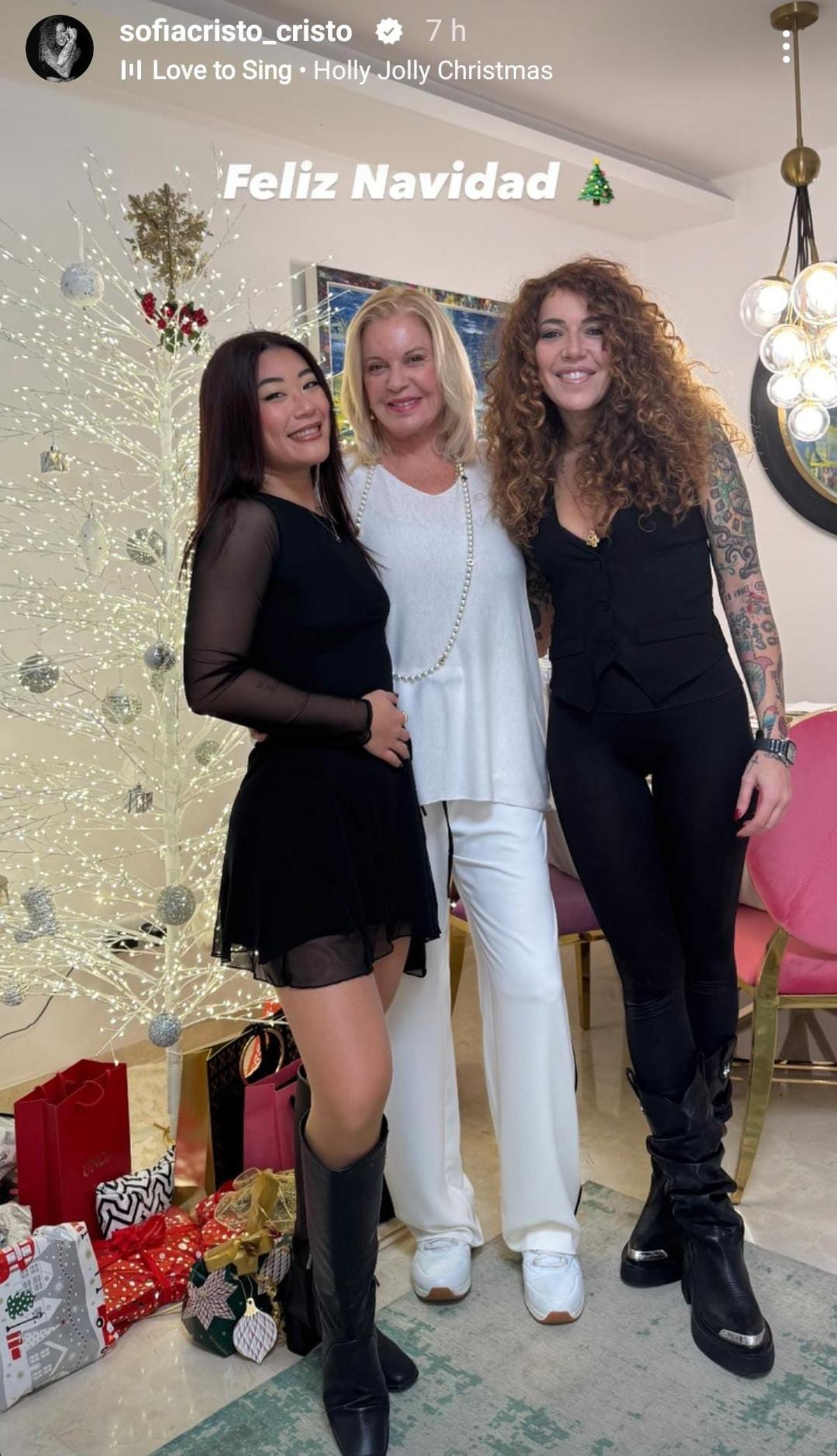 Bárbara con su hija y su nuera.