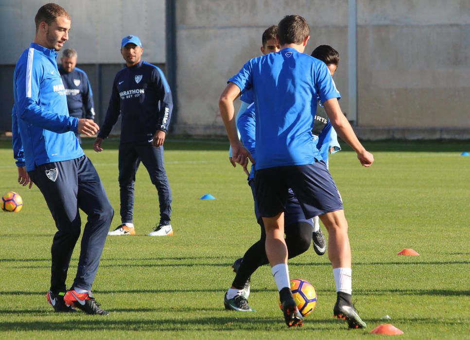 La primera plantilla, con la ausencia de Carlos Kameni y la visita del exmalaguista Juanmi, vuelve al trabajo tras las vacaciones de Navidad bajo las órdenes de Marcelo el ''Gato'' Romero.