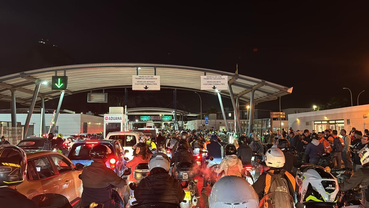 Largas colas en la Verja de Gibraltar, la noche del 10 de octubre.