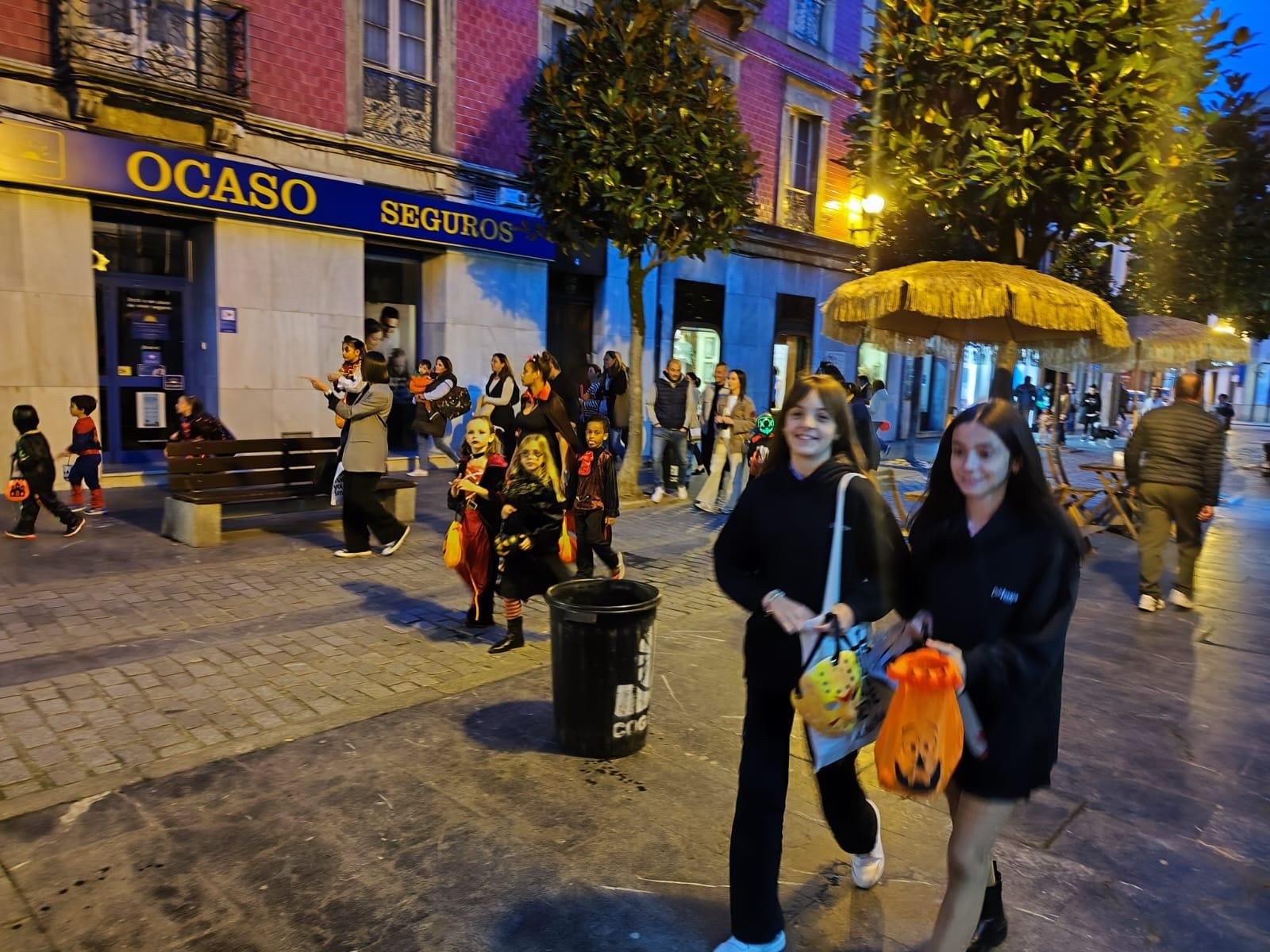 'Truco o trato': brujas, vampiros y fantasmas invaden Villaviciosa en una tarde terrorífica
