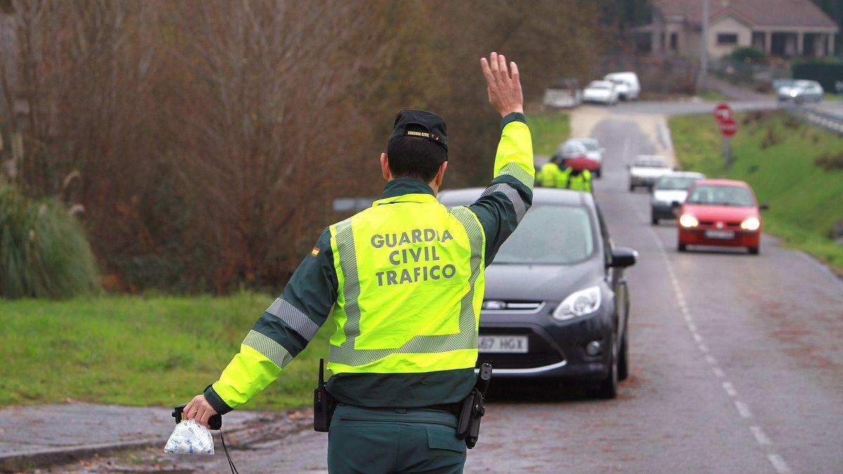 Un guardia civil de Tráfico, en un control.