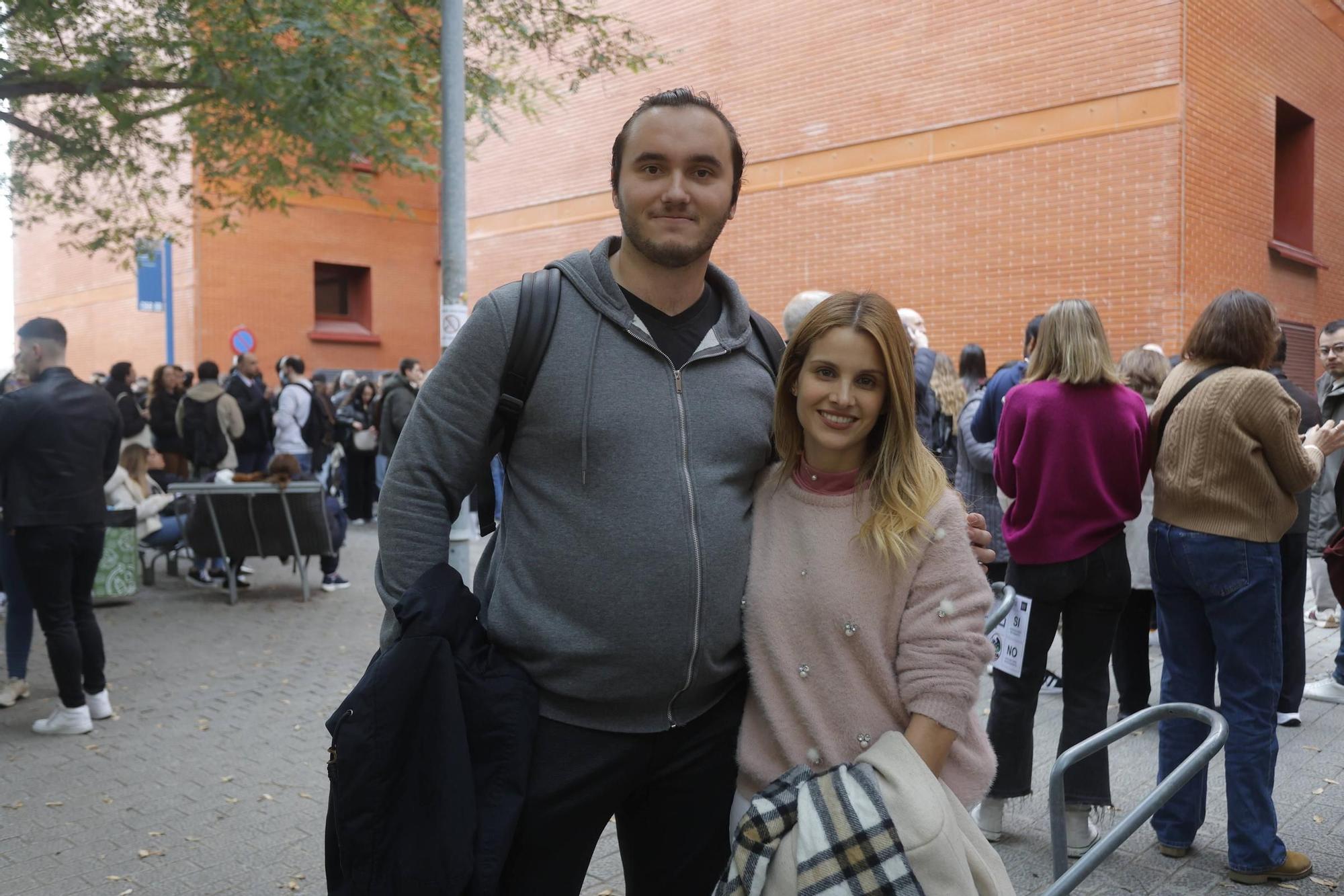 Dos amigos se preparan para hacer el examen juntos.